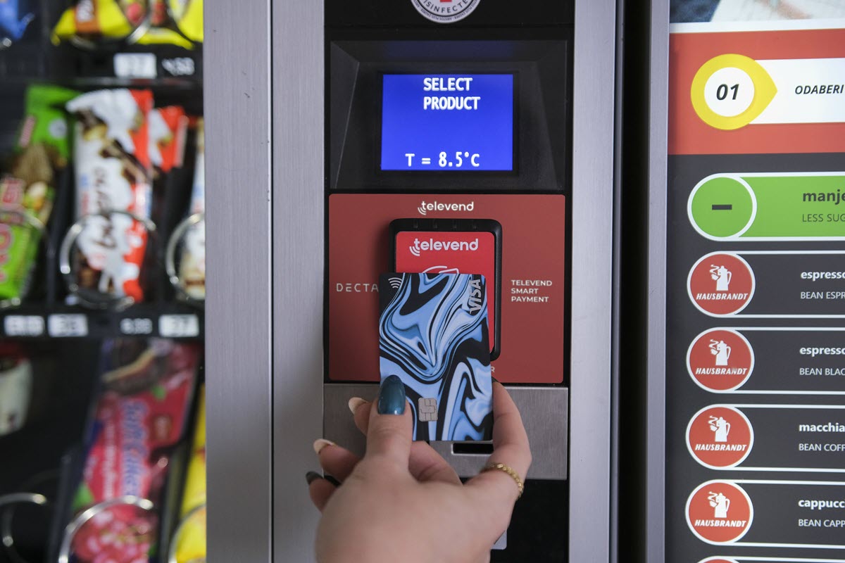 pay with a credit card at a vending machine with smart vending machine software